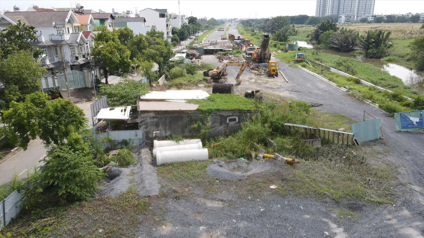 Những ngôi nhà án ngữ tại dự án quốc lộ 50. Ảnh: H.H