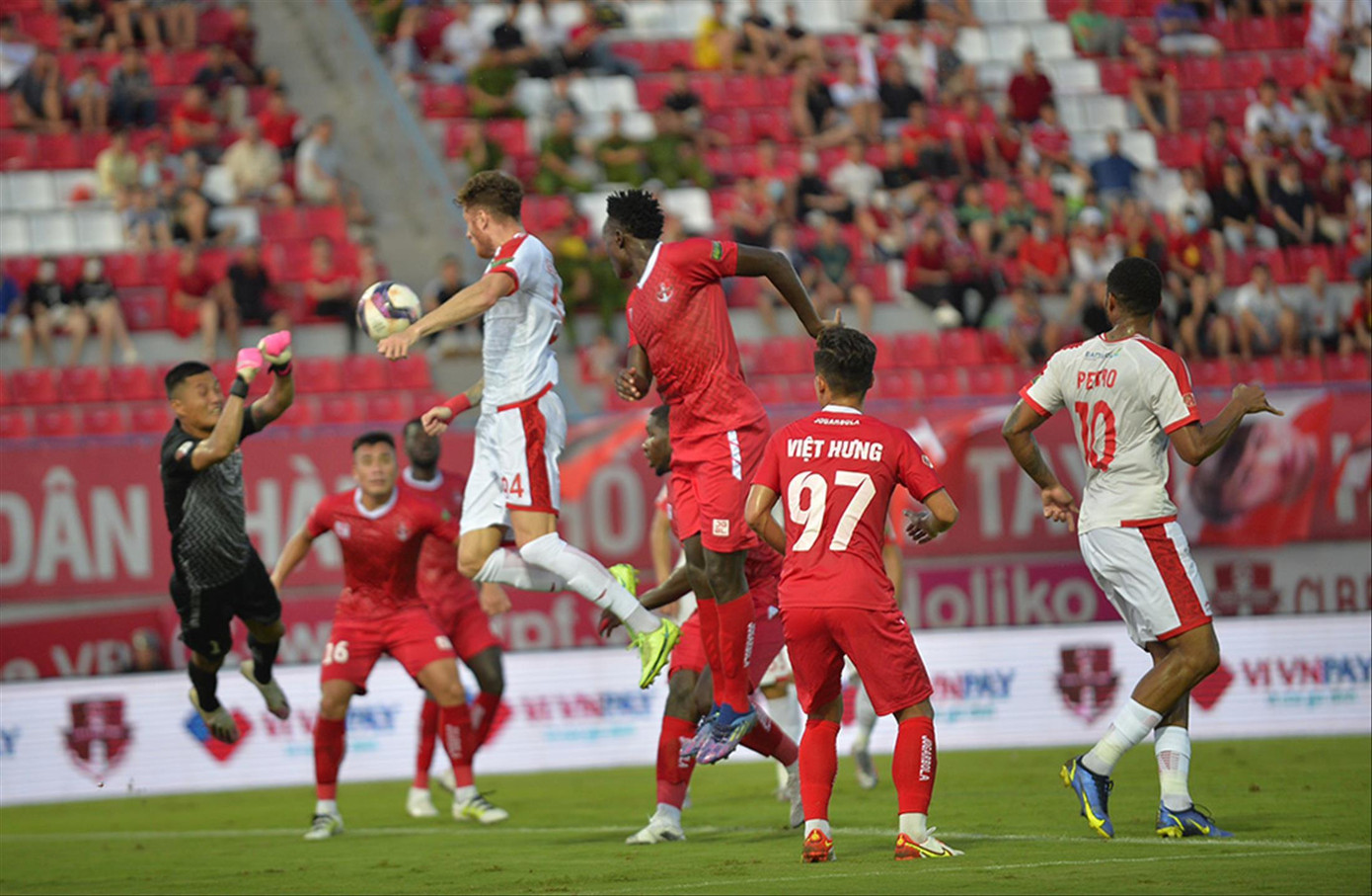 Hải Phòng mất điểm tựa khán giả trong cuộc đối đầu với SHB Đà Nẵng tại Lạch Tray chiều nay ảnh: Anh Tú Hải Phòng mất điểm tựa khán giả trong cuộc đối đầu với SHB Đà Nẵng tại Lạch Tray chiều nay ảnh: Anh Tú