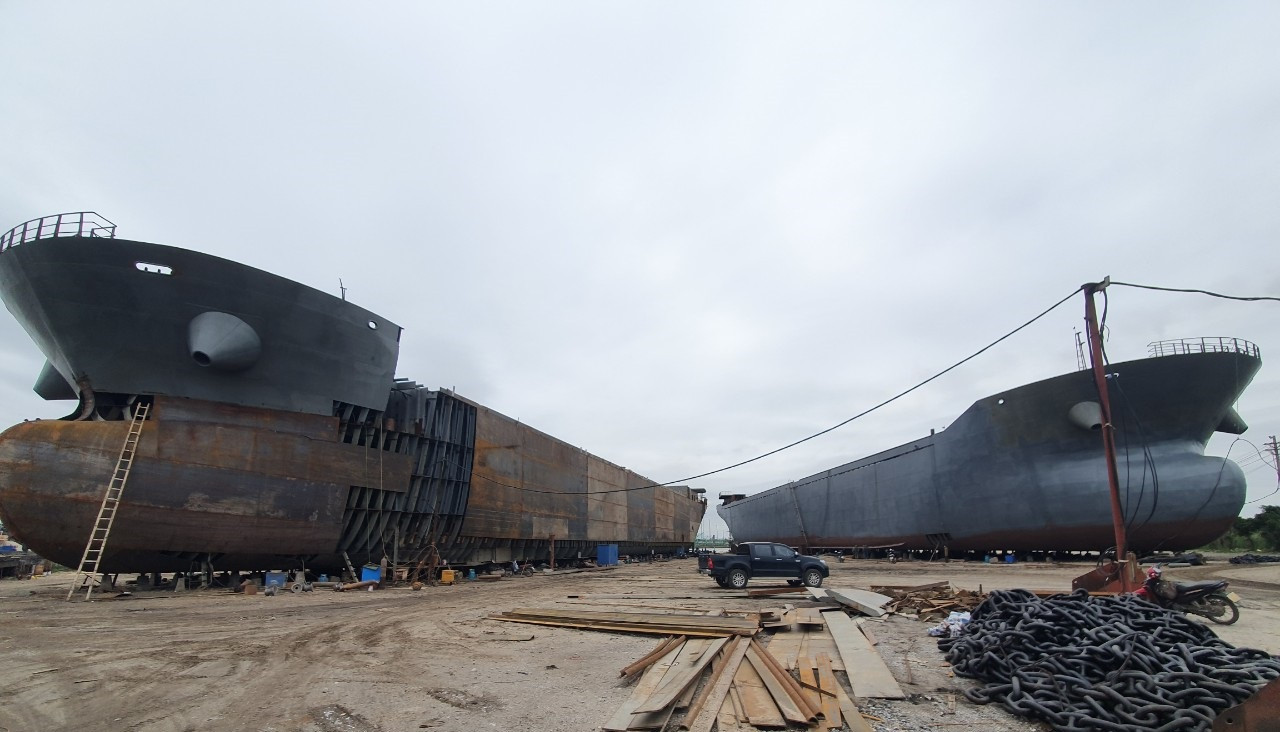 Tàu vận tải sông pha biển được đóng tại xưởng có trọng tải hàng vạn tấn Tàu vận tải sông pha biển được đóng tại xưởng có trọng tải hàng vạn tấn