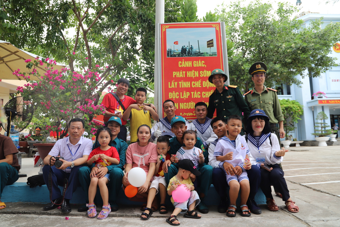 Chiến sỹ và các cháu thiếu nhi đảo Sinh Tồn chụp ảnh cùng đại biểu ở đất liền ra thăm Chiến sỹ và các cháu thiếu nhi đảo Sinh Tồn chụp ảnh cùng đại biểu ở đất liền ra thăm