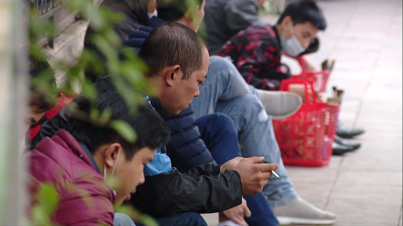 Người dân hút thuốc lá nơi công cộng sẽ bị xử phạt (ảnh minh họa)