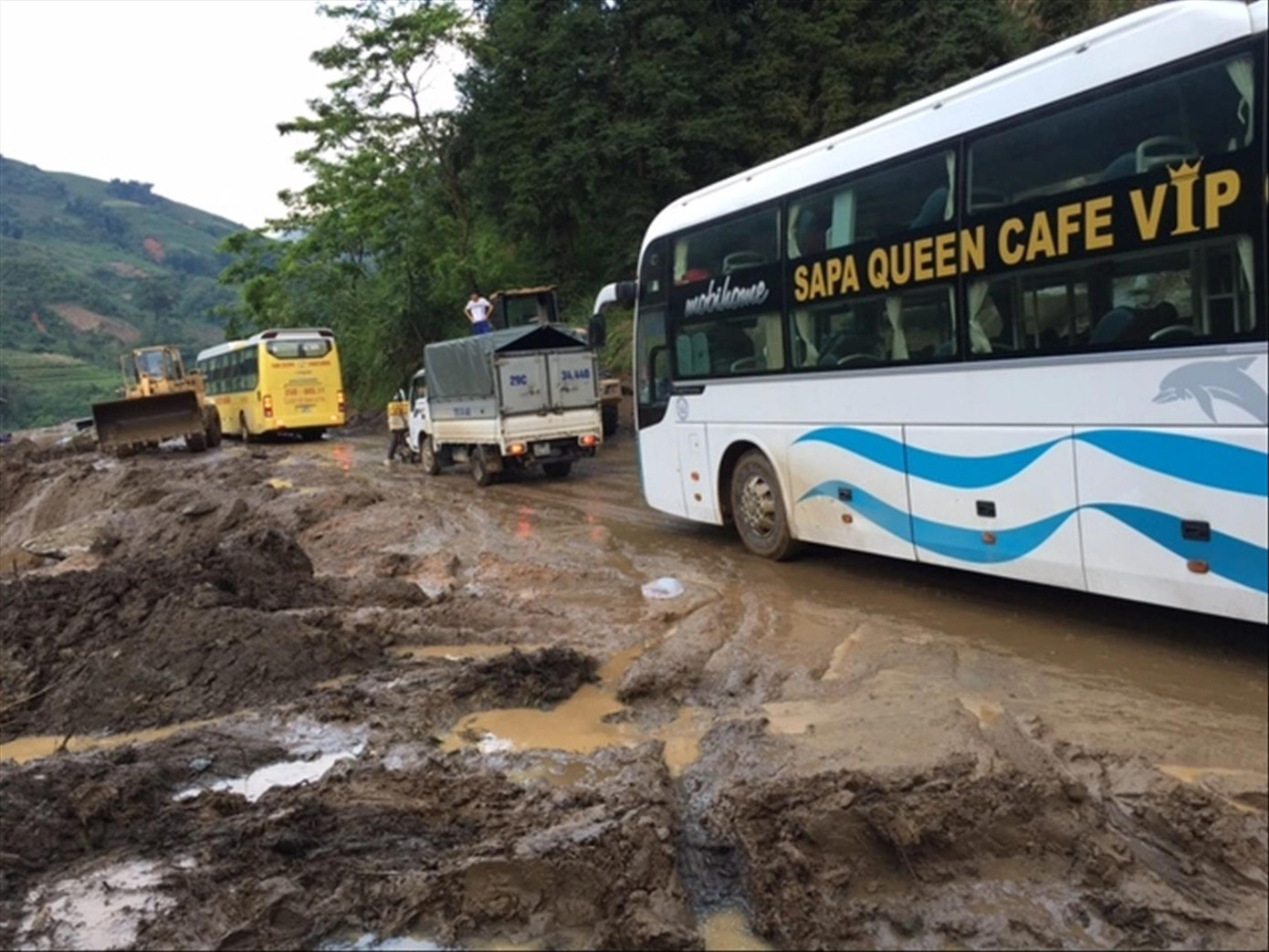 Cục Đường bộ Việt Nam yêu cầu tạm dừng các nhà xe trong điều kiện mưa lớn, đường ngập