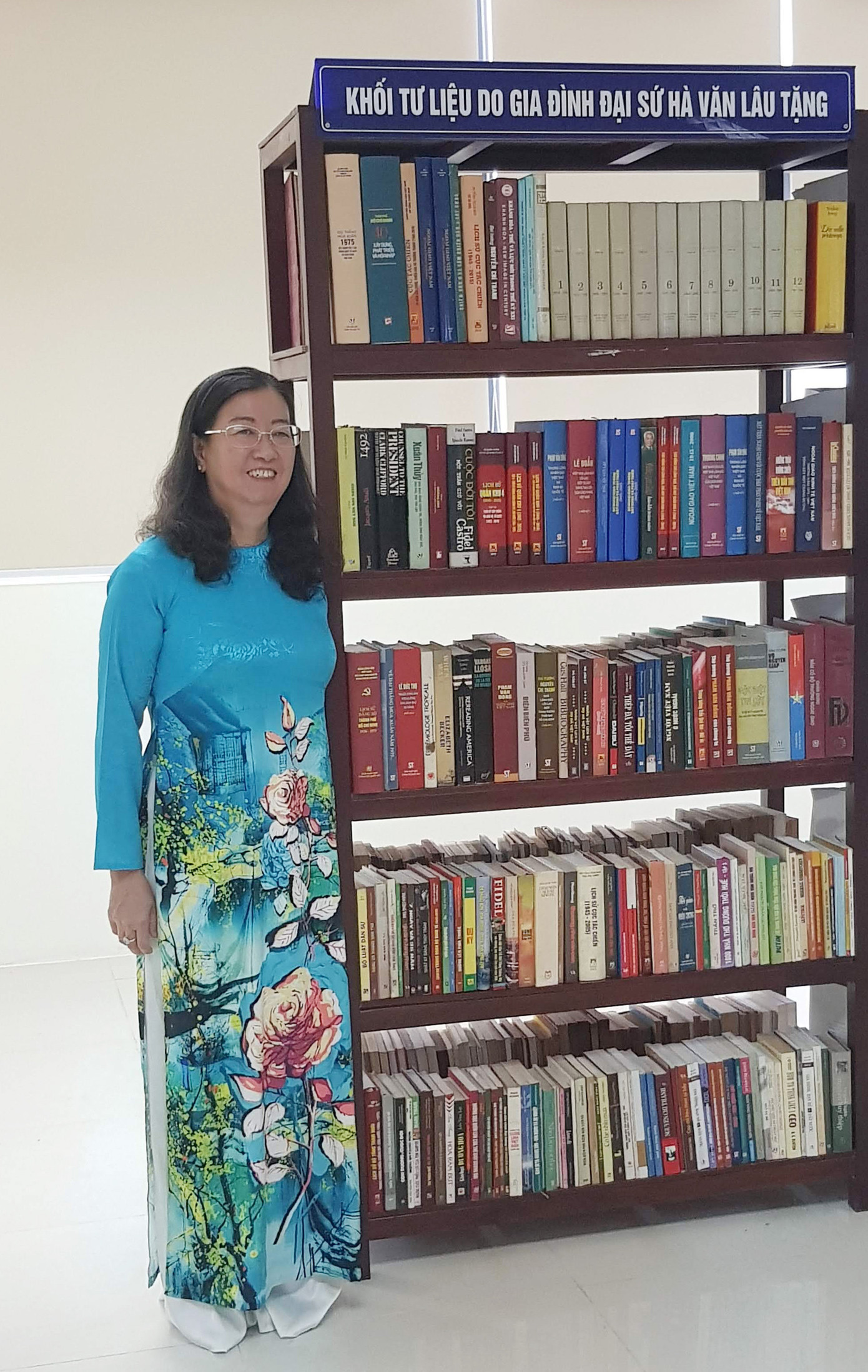 Bà Hà Thị Ngọc Hà bên những tư liệu của cố đại sứ Hà Văn Lâu được gia đình gửi tặng cho Trung tâm Lưu trữ Quốc gia 3 Ảnh: KIẾN NGHĨA