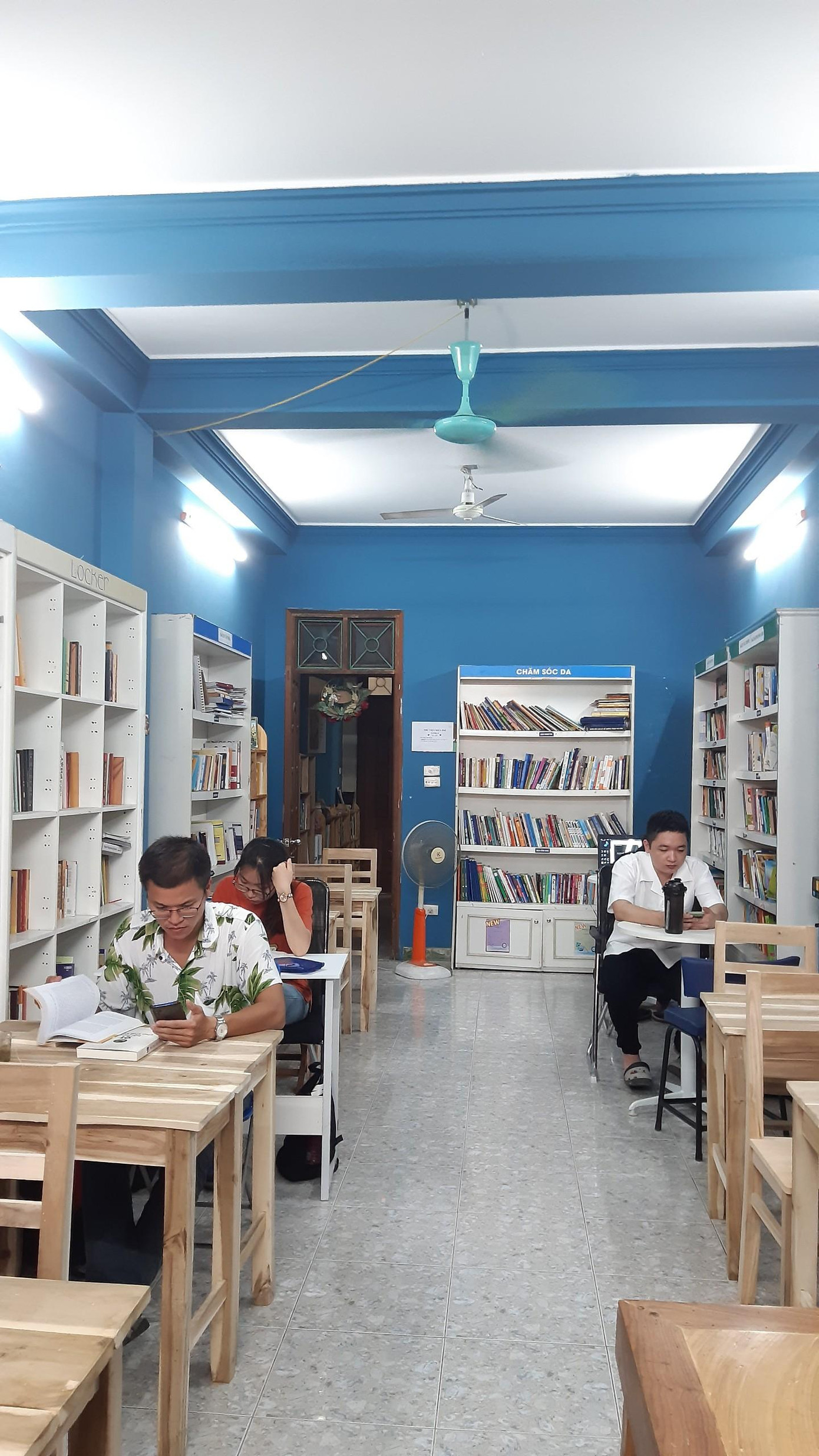 Bạn đọc đến với thư viện