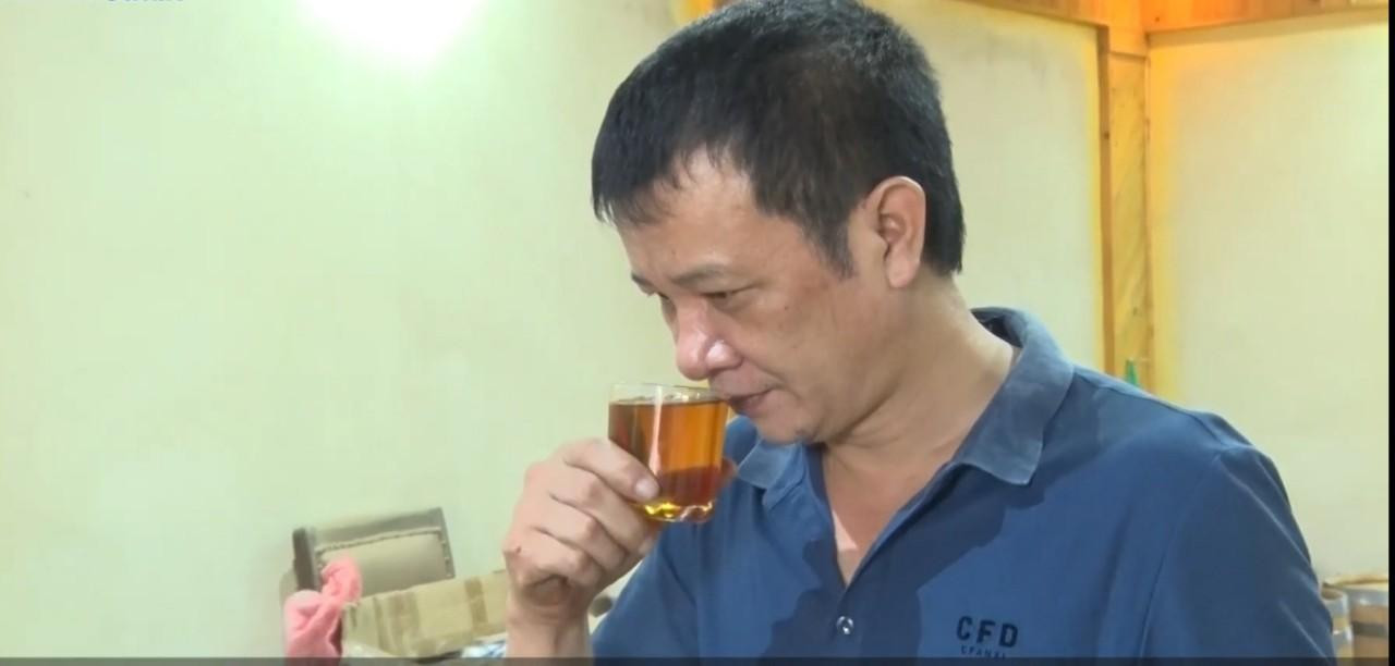 Anh Tố thử rượu gạo ngâm từ thùng gỗ sồi Anh Tố thử rượu gạo ngâm từ thùng gỗ sồi