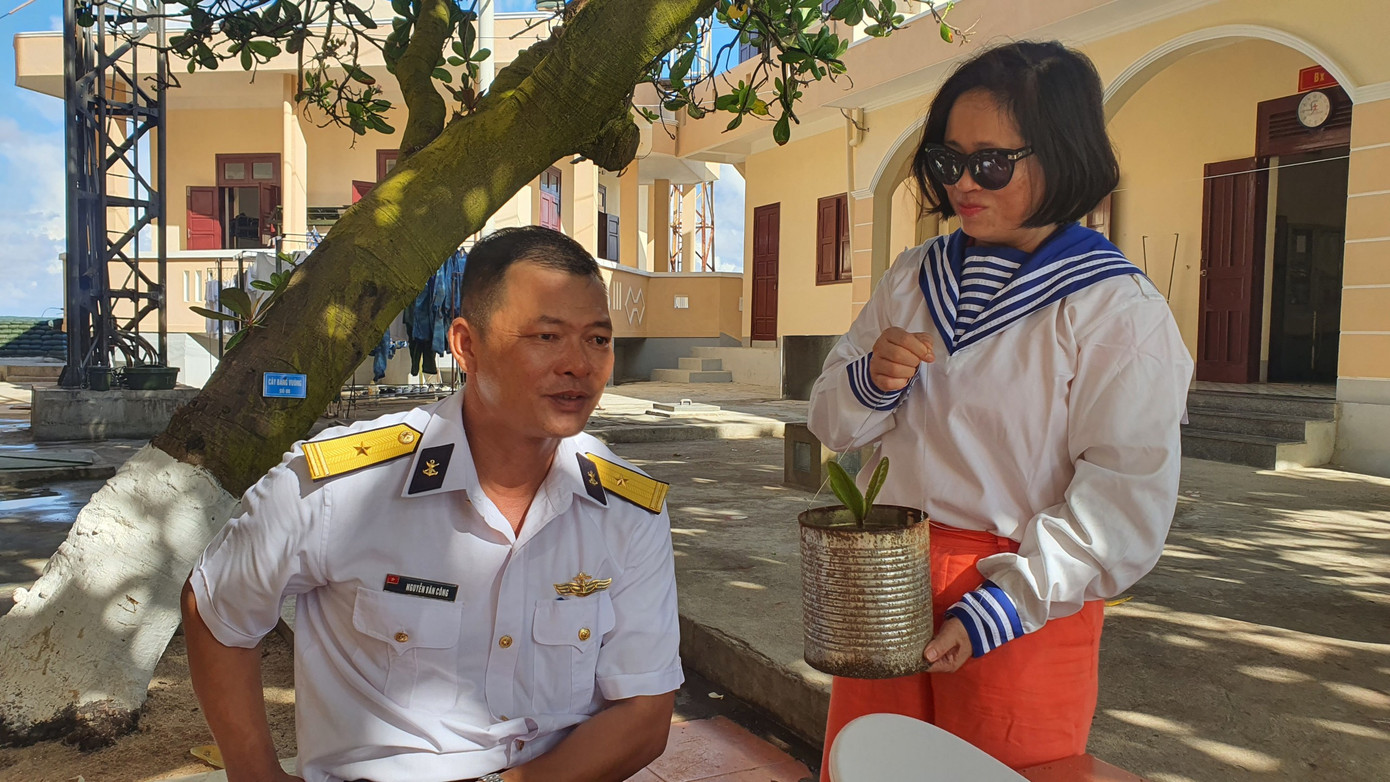 Chị Trịnh Thị Hoa, Giám đốc Kinh doanh Công ty CP Dược phẩm Trường Thọ được cán bộ chiến sỹ trên đảo An Bang tặng cây giống bàng vuông Chị Trịnh Thị Hoa, Giám đốc Kinh doanh Công ty CP Dược phẩm Trường Thọ được cán bộ chiến sỹ trên đảo An Bang tặng cây giống bàng vuông