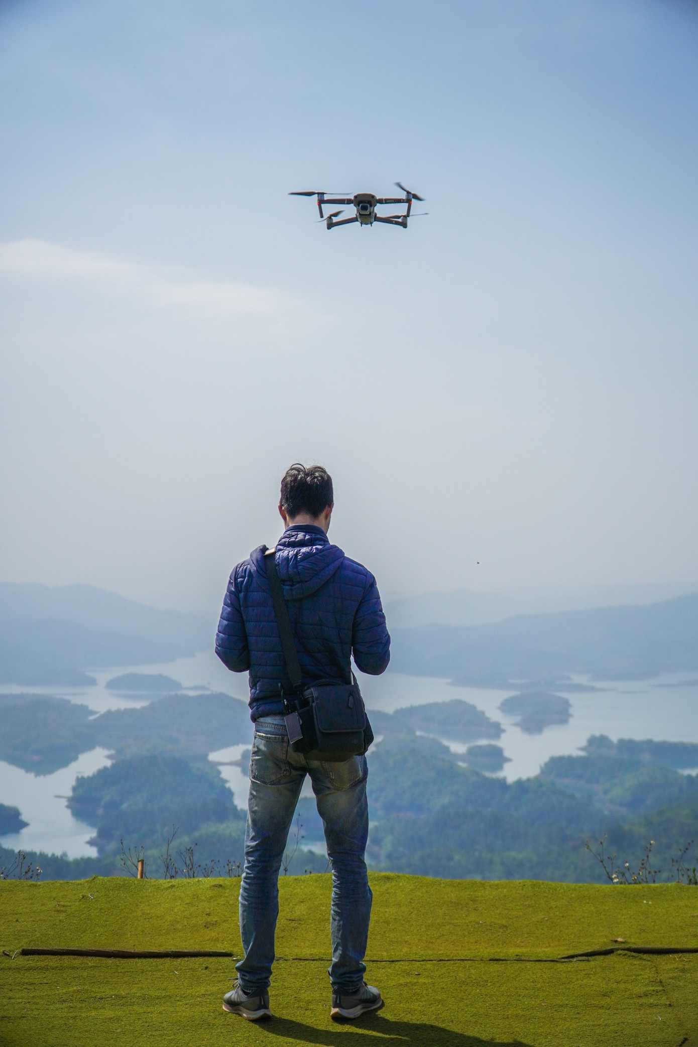 PV Khả Hưng dõi theo “3 tháng lương” bay lượn trên bầu trời Tà Đùng (Đắk Som, Đắk Nông) PV Khả Hưng dõi theo “3 tháng lương” bay lượn trên bầu trời Tà Đùng (Đắk Som, Đắk Nông)