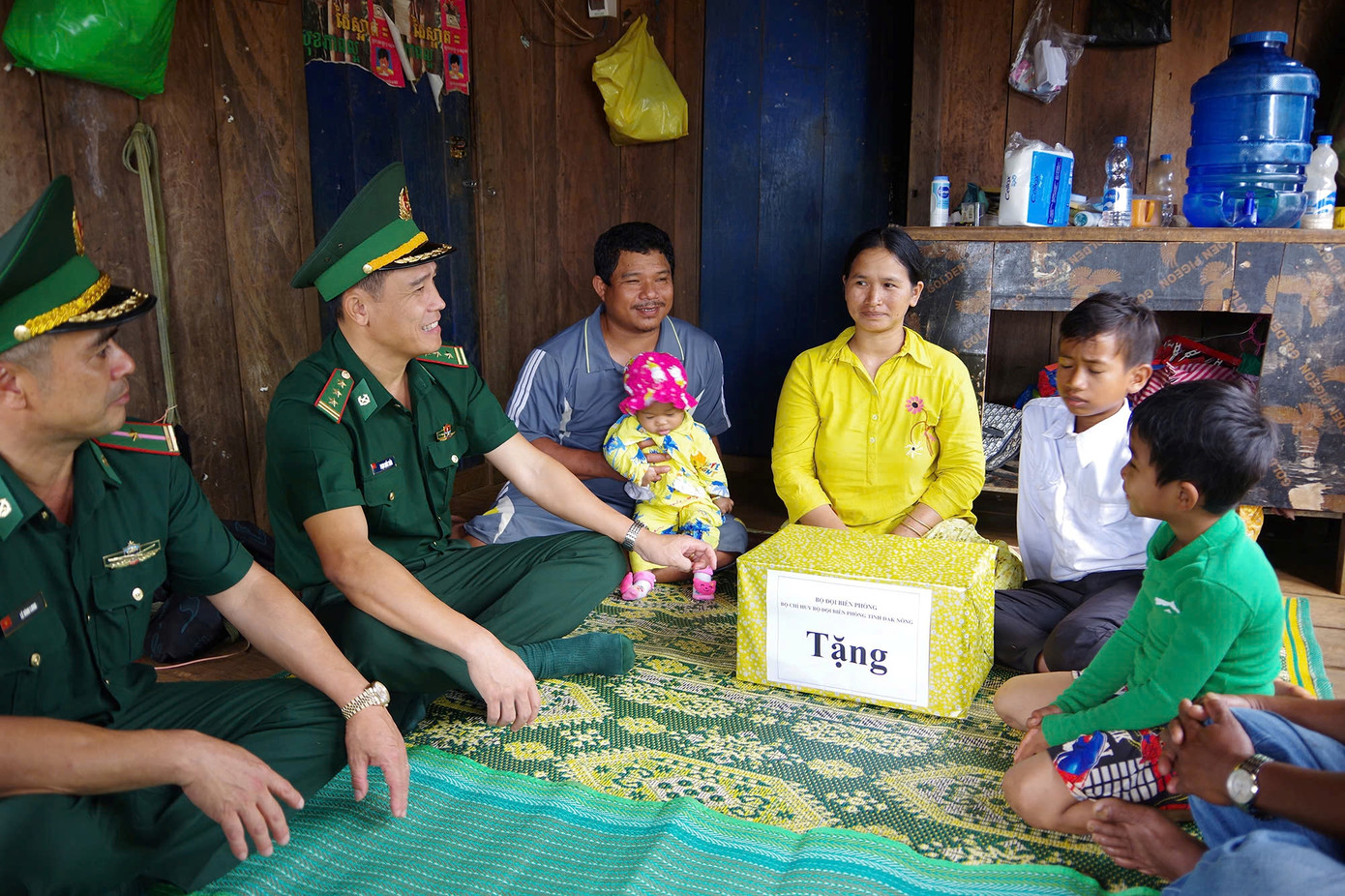 BĐBP tỉnh Đắk Nông thăm hỏi, tặng quà cho gia đình một học sinh ở Campuchia BĐBP tỉnh Đắk Nông thăm hỏi, tặng quà cho gia đình một học sinh ở Campuchia