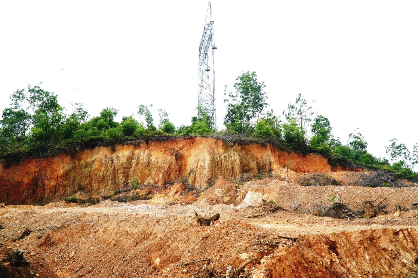 “Đất tặc” đào múc phá nát cả một ngọn đồi, tiến gần chân trụ đường dây điện cao thế 500kV, nguy cơ uy hiếp công trình an ninh quốc gia “Đất tặc” đào múc phá nát cả một ngọn đồi, tiến gần chân trụ đường dây điện cao thế 500kV, nguy cơ uy hiếp công trình an ninh quốc gia