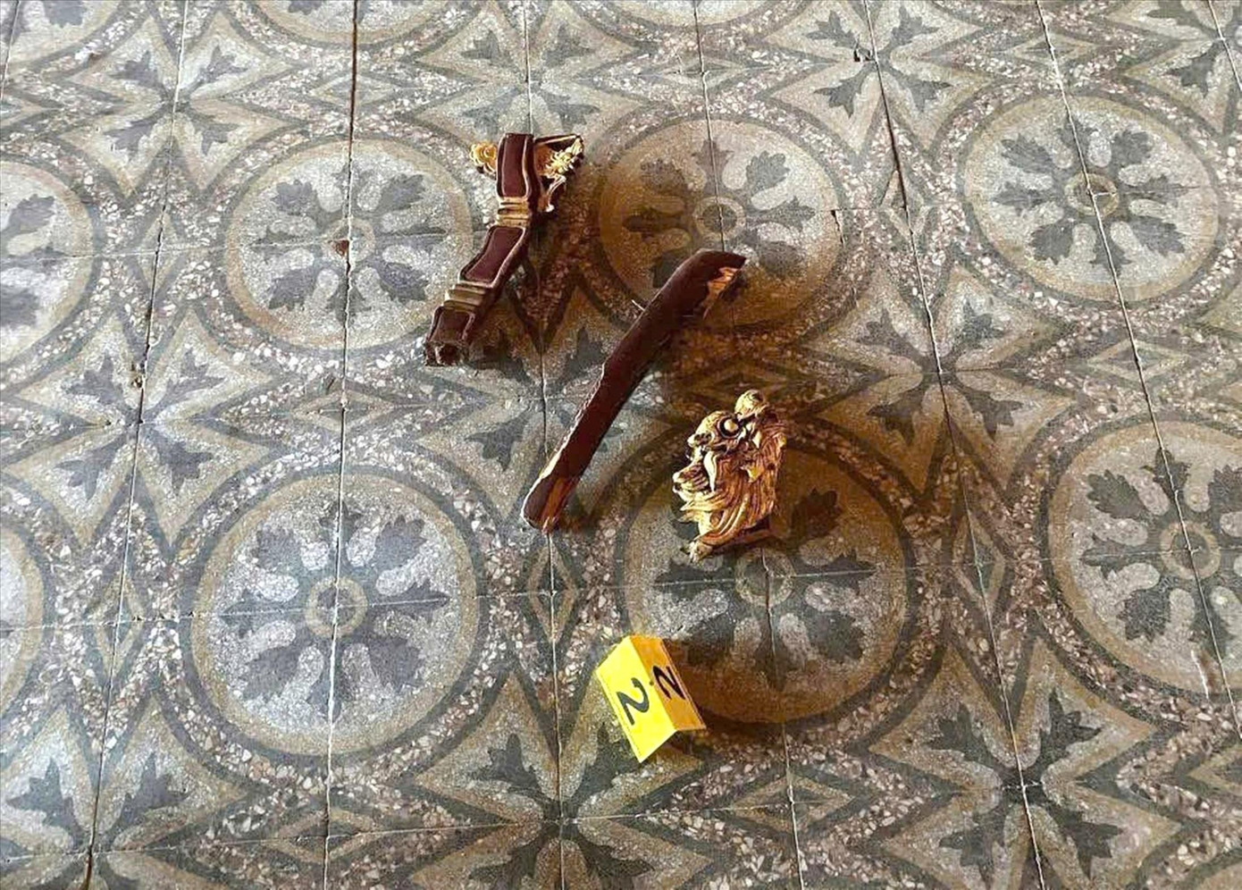 Một kết cấu của chiếc ngai bảo vật quốc gia bị một đối tượng loạn thần phá hỏng