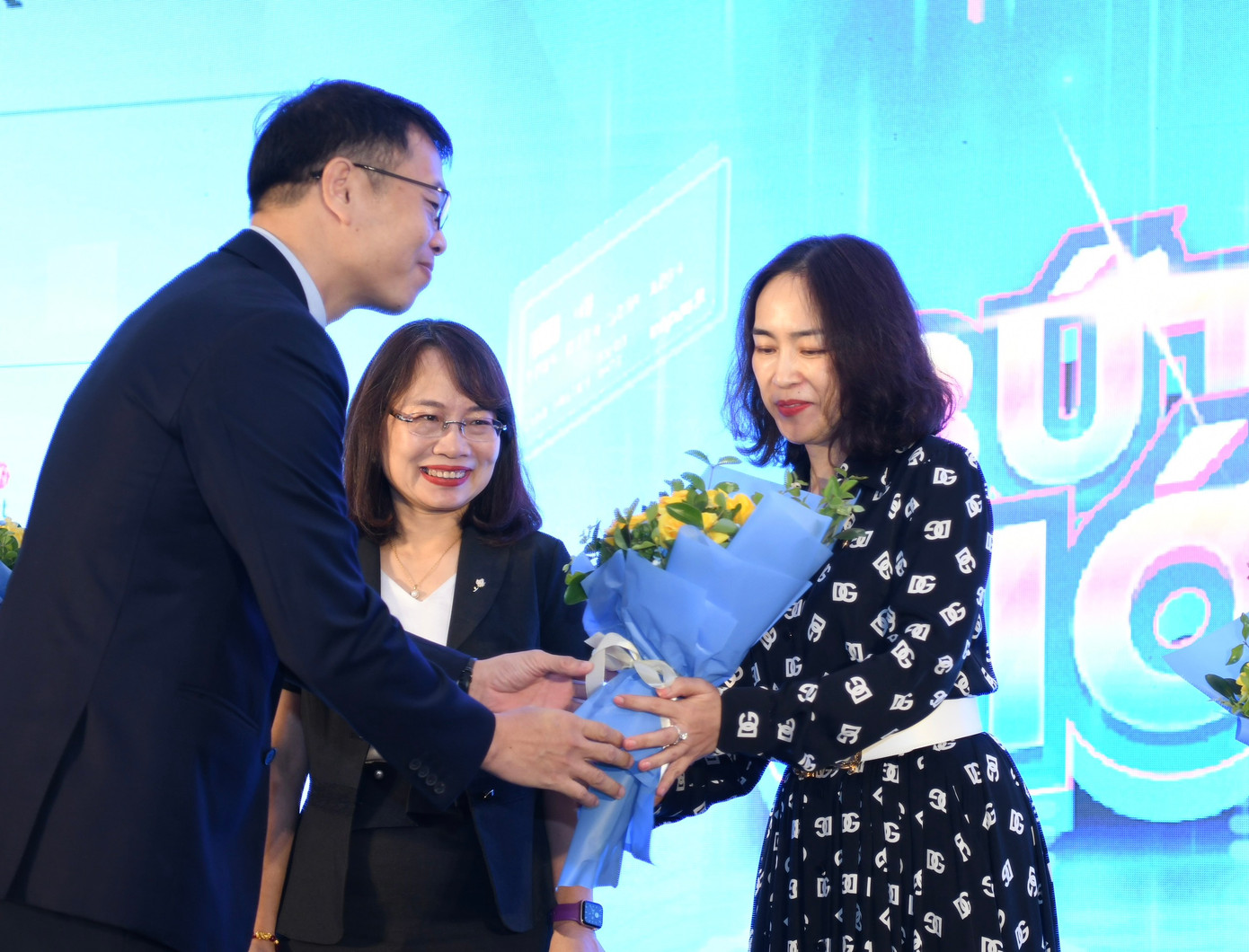 Ông Nguyễn Quang Hưng, Chủ tịch HĐQT Công ty NAPAS tặng hoa nhà tài trợ. Ông Nguyễn Quang Hưng, Chủ tịch HĐQT Công ty NAPAS tặng hoa nhà tài trợ.