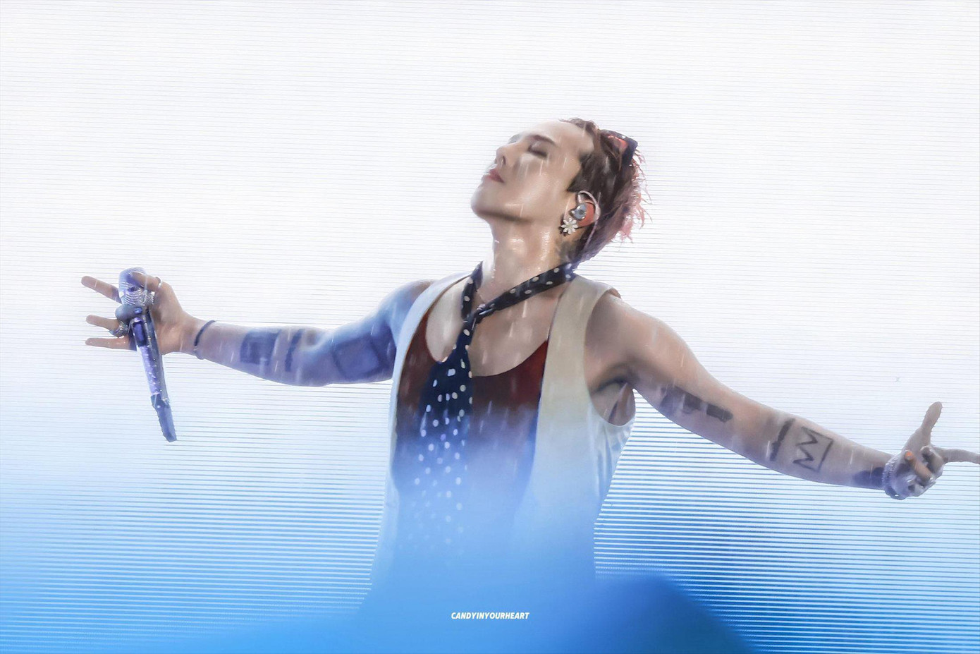 G-Dragon biểu diễn trong mưa Hà Nội G-Dragon biểu diễn trong mưa Hà Nội