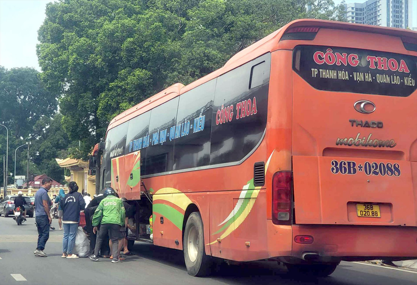 Những xe khách phải vào bến Giáp Bát hoặc Nước Ngầm, nhưng thực tế xuất hiện hằng ngày tại khu vực Cầu Giấy (Hà Nội) để đón/trả khách. Ảnh: P.Thanh