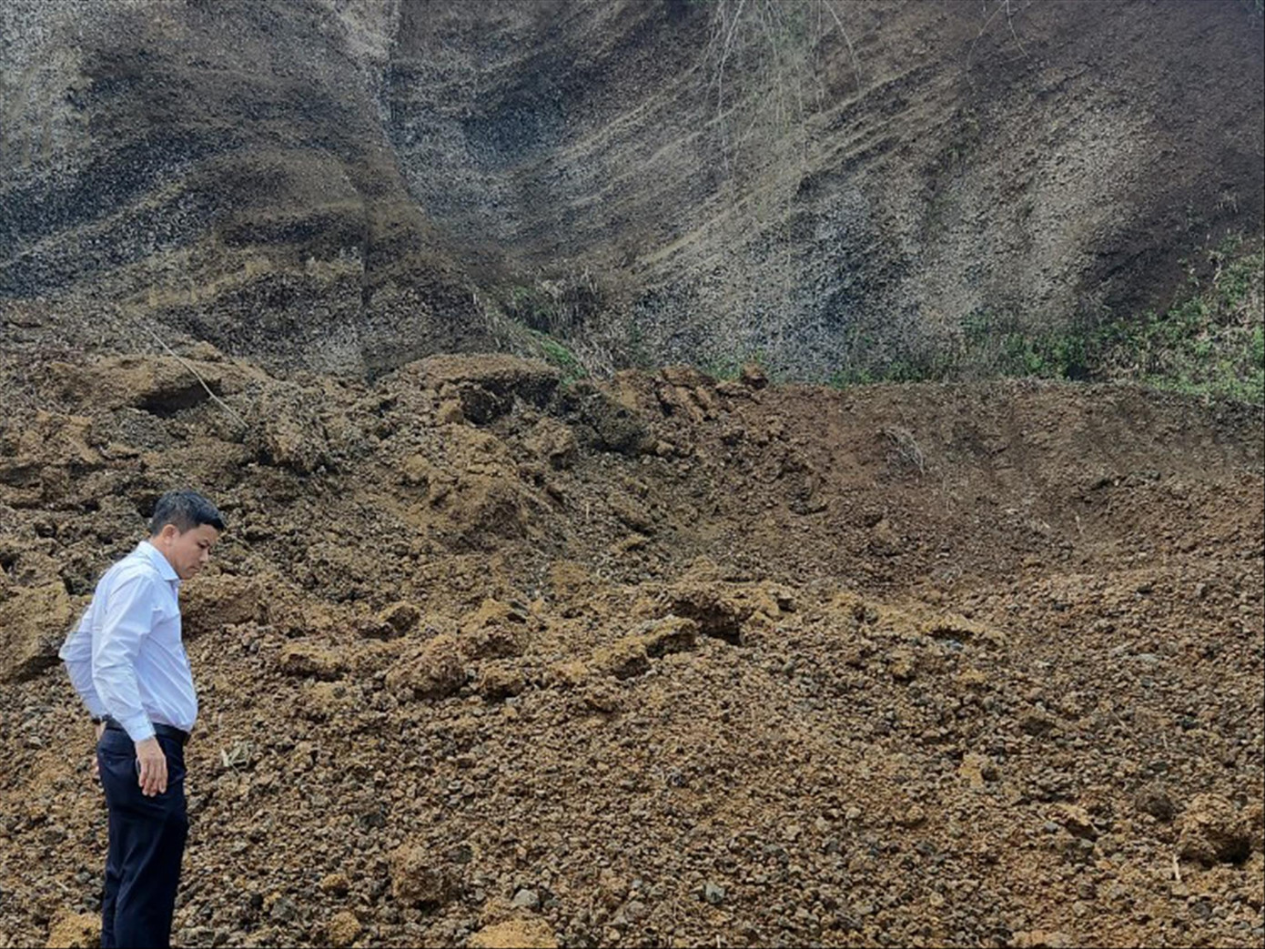 Đất tại nhà ông Hương và đất thi công tại tuyến đường tránh Đông, đoạn do nhà thầu T.S đảm nhận có đặc điểm tương đồng