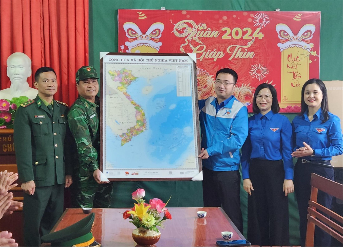 Trung ương Đoàn tặng quà cho cán bộ, chiến sỹ điểm tựa 820 Ảnh: Duy Chiến