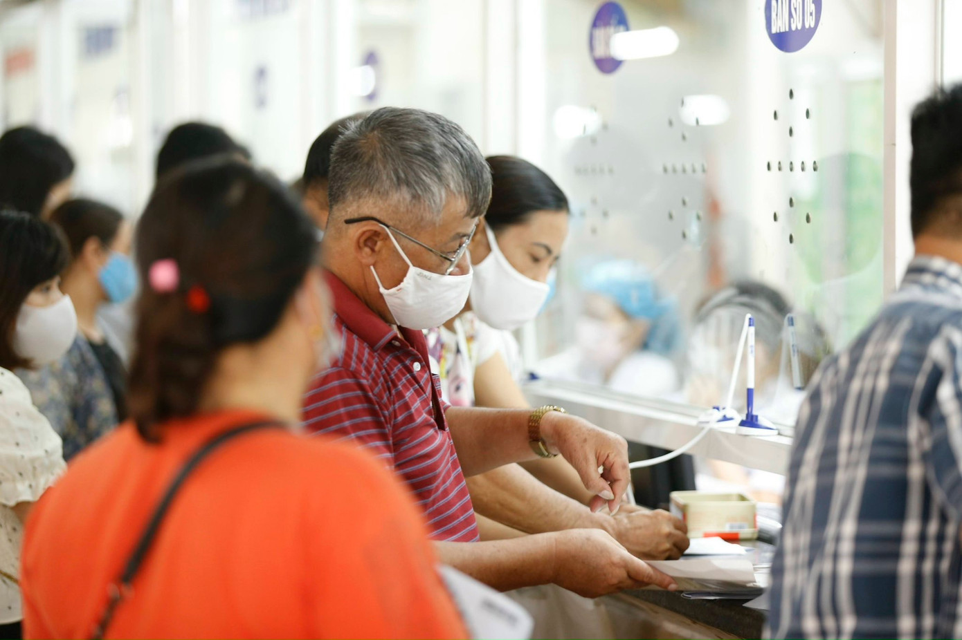 Bộ Y tế đề xuất bệnh nhân tự mua thuốc sẽ được BHYT thanh toán khi đáp ứng một số điều kiện. Ảnh: Như Ý