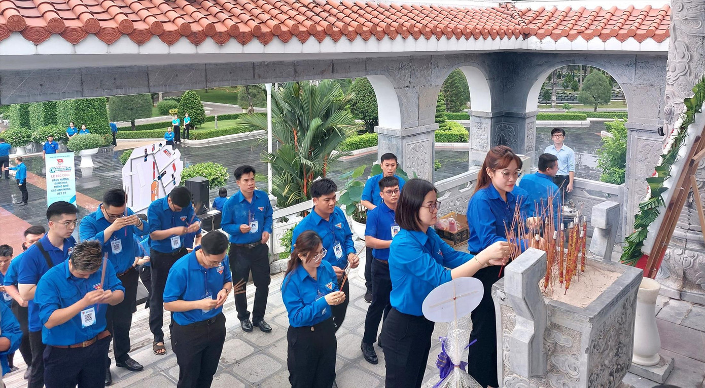 Những người thợ trẻ giỏi dâng hương tưởng nhớ các Anh hùng liệt sĩ tại Bình Dương. Ảnh: H.C Những người thợ trẻ giỏi dâng hương tưởng nhớ các Anh hùng liệt sĩ tại Bình Dương. Ảnh: H.C