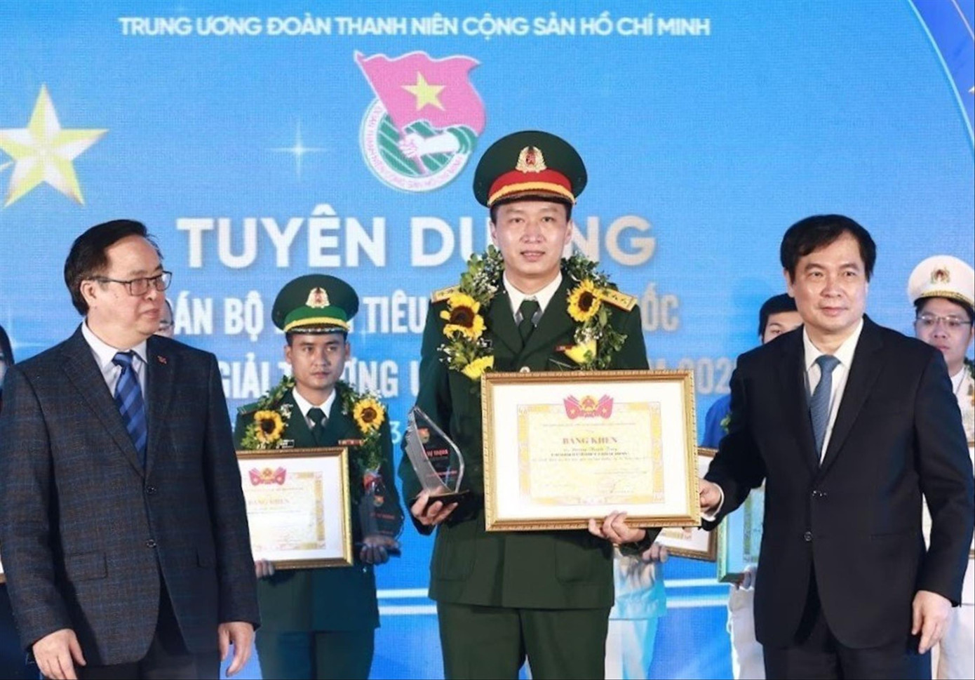 Thiếu tá Dương Thanh Tùng nhận Giải thưởng Lý Tự Trọng năm 2022