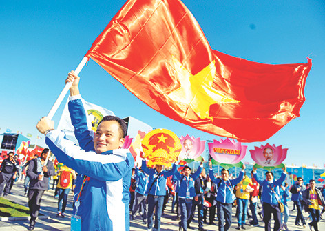 Quốc kỳ Việt Nam tung bay tại Festival 19. Ảnh: Xuân Tùng Quốc kỳ Việt Nam tung bay tại Festival 19. Ảnh: Xuân Tùng