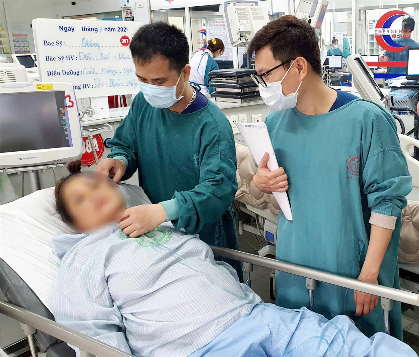 Bệnh nhân ngộ độc nước ion kiềm điều trị tại BV Bạch Mai