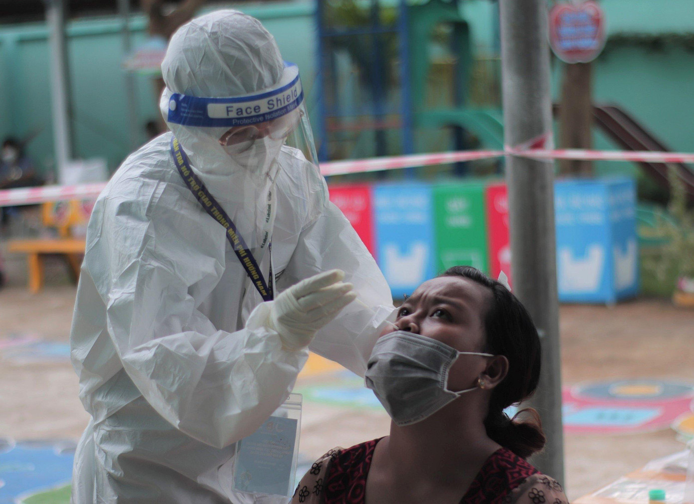 Diễm Mi (sinh viên Trường Cao đẳng Viễn Đông) lấy mẫu xét nghiệm cho bà con huyện Trần Đề Ảnh: NVCC Diễm Mi (sinh viên Trường Cao đẳng Viễn Đông) lấy mẫu xét nghiệm cho bà con huyện Trần Đề Ảnh: NVCC