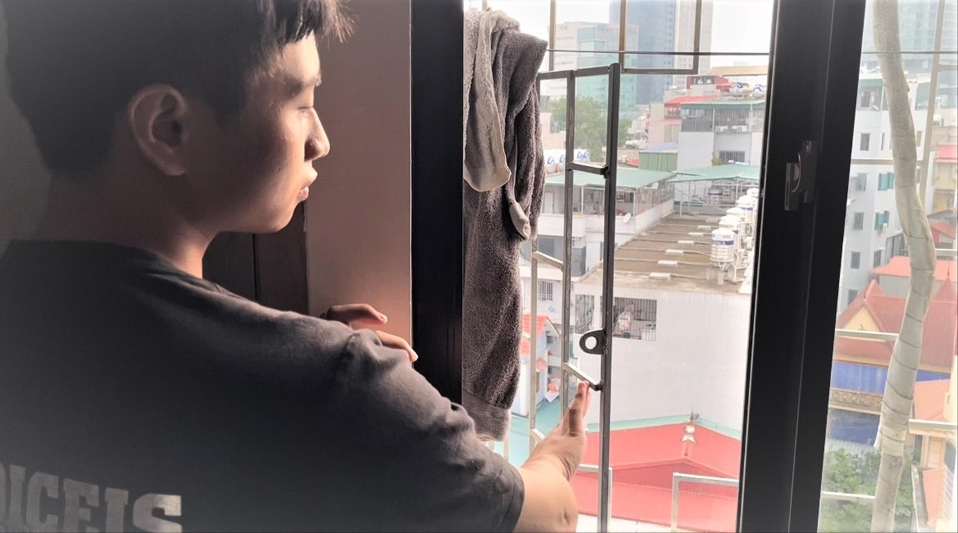 Cửa mở từ chuồng cọp chung cư mini ngõ 3 đường Nguyễn Văn Huyên kéo dài