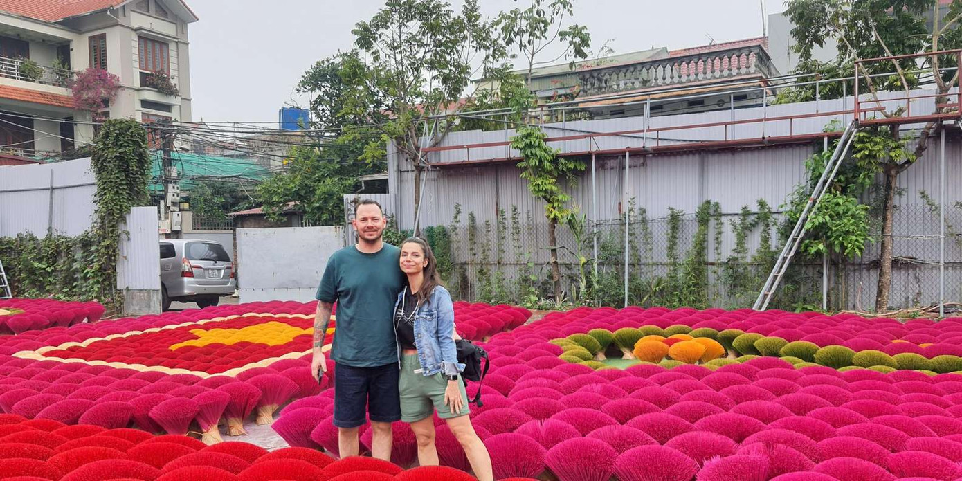 Theo tiết lộ của người dân, khách đến làng hương Quảng Phú Cầu có tới hơn một nửa là khách nước ngoài Theo tiết lộ của người dân, khách đến làng hương Quảng Phú Cầu có tới hơn một nửa là khách nước ngoài