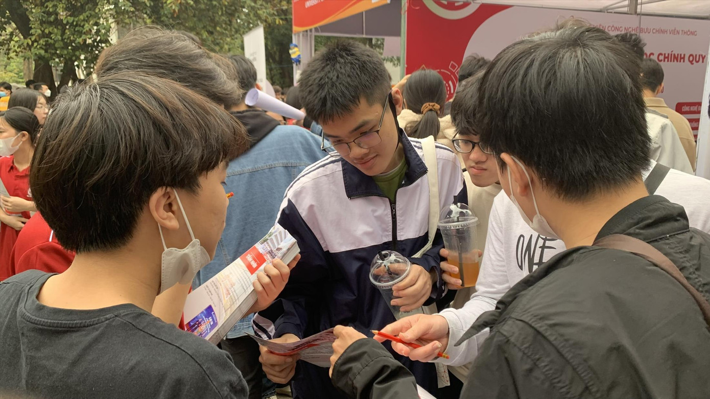 Thí sinh tham gia ngày hội tư vấn tuyển sinh 2023 tại Hà Nội. Ảnh: Nghiêm Huê Thí sinh tham gia ngày hội tư vấn tuyển sinh 2023 tại Hà Nội. Ảnh: Nghiêm Huê