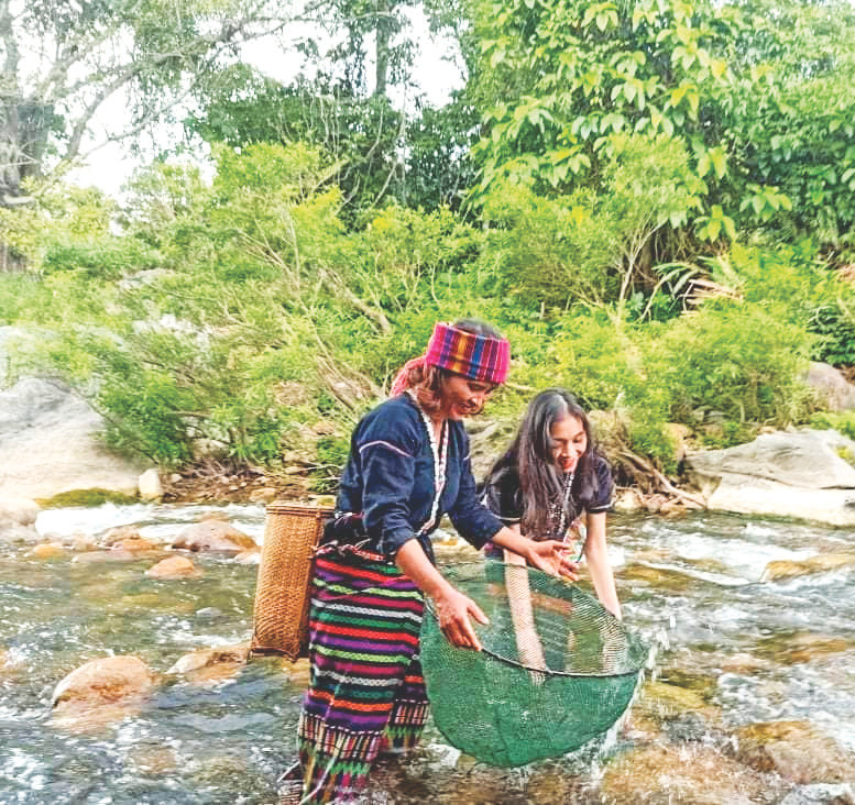 Các cô gái Vân Kiều tái hiện lại lễ tục “Xúc cá cầu may” tại Khu du lịch cộng đồng Tà Lao (Km 22 - xã Tà Long, huyện Đakrông, tỉnh Quảng Trị). Ảnh: H.T