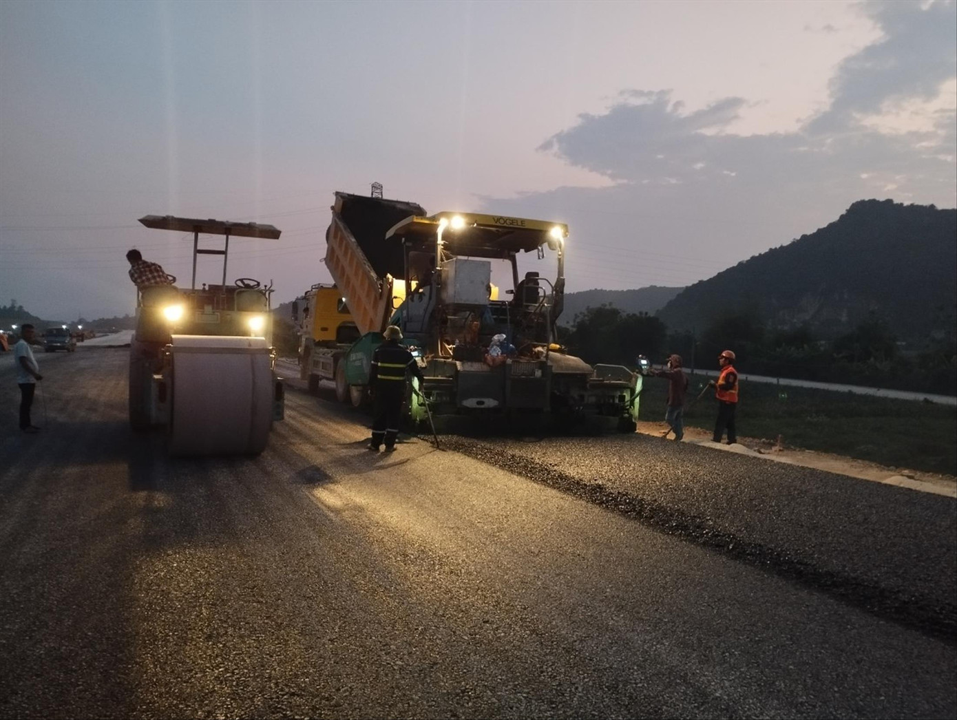 Phấn đấu giải ngân đầu tư công đạt mức cao để đóng góp 2% vào tăng trưởng GDP năm 2023. Ảnh: Thuỳ Dương