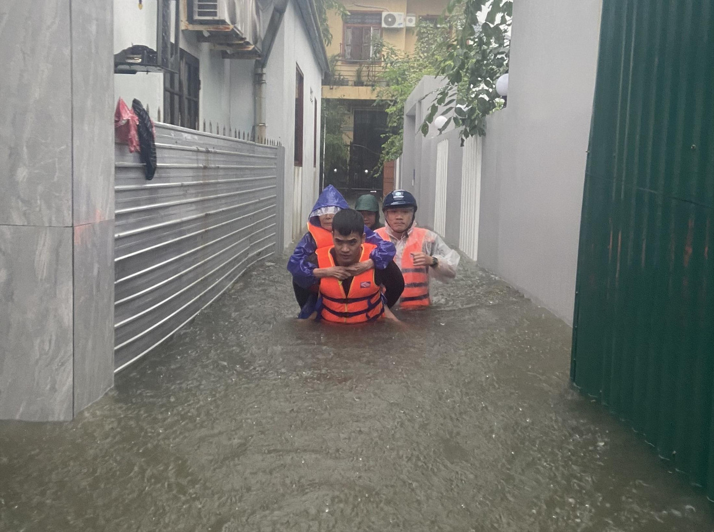 Mưa lớn kỷ lục gây ngập úng nghiêm trọng tại tỉnh Thừa Thiên - Huế năm 2023 Ảnh: N.V Mưa lớn kỷ lục gây ngập úng nghiêm trọng tại tỉnh Thừa Thiên - Huế năm 2023 Ảnh: N.V