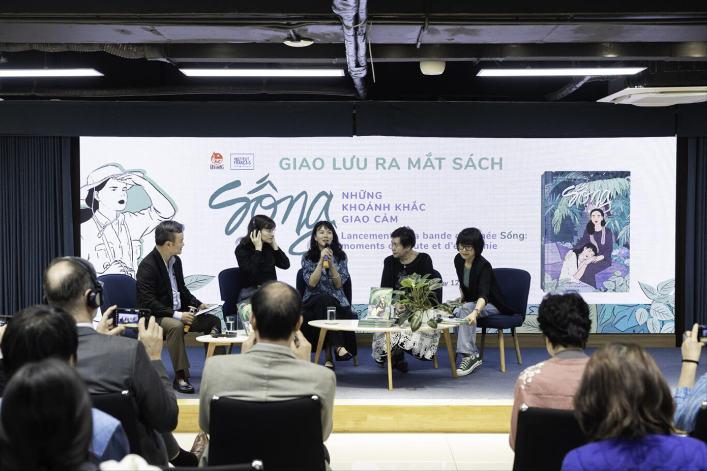 Pauline và Hải Anh (giữa) bắt tay nhau viết cuốn truyện tranh sinh động về chiến khu thời chống Mỹ. Ảnh: Kỳ Sơn Pauline và Hải Anh (giữa) bắt tay nhau viết cuốn truyện tranh sinh động về chiến khu thời chống Mỹ. Ảnh: Kỳ Sơn