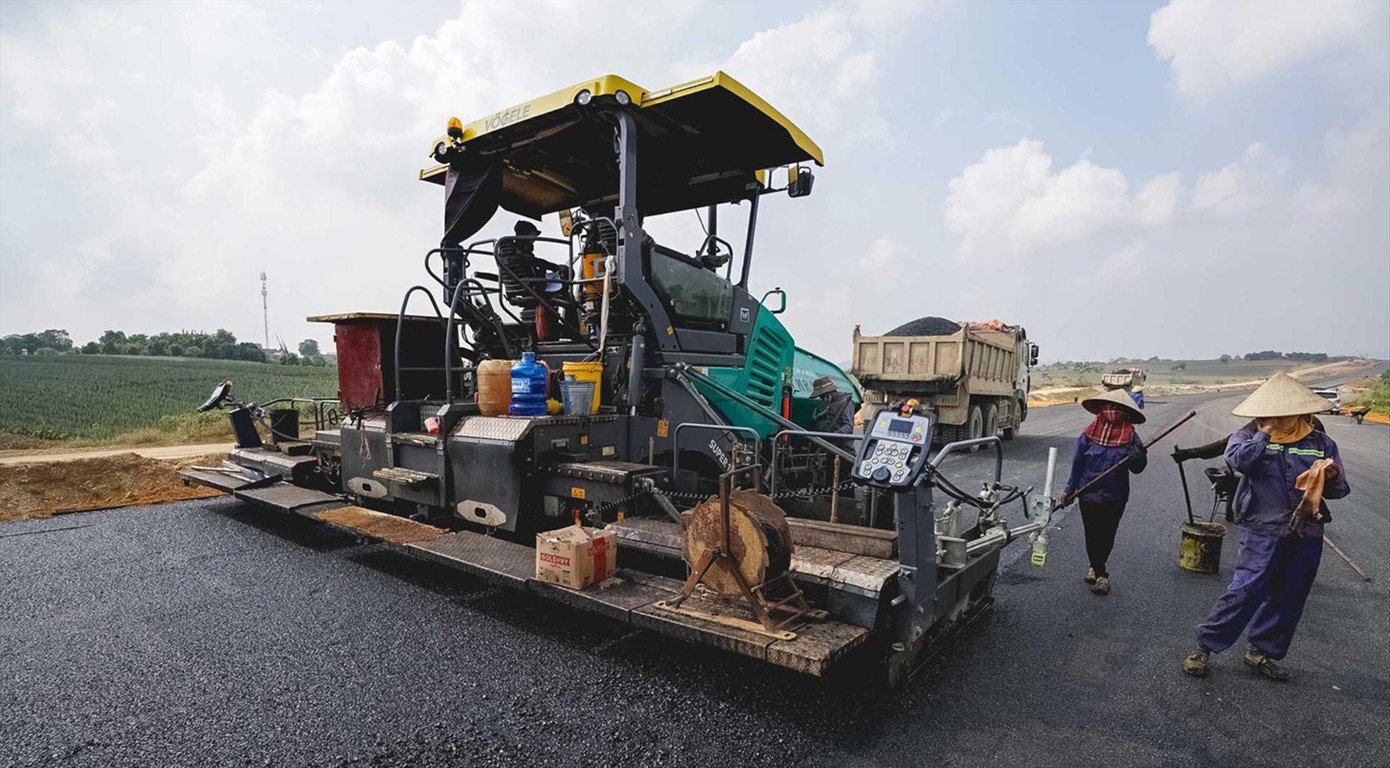 Đoạn cao tốc Mai Sơn - Quốc lộ 45 đang “căng thẳng” về tiến độ để có thể đạt mục tiêu hoàn thành cuối năm. Ảnh: Vũ Quang Đoạn cao tốc Mai Sơn - Quốc lộ 45 đang “căng thẳng” về tiến độ để có thể đạt mục tiêu hoàn thành cuối năm. Ảnh: Vũ Quang