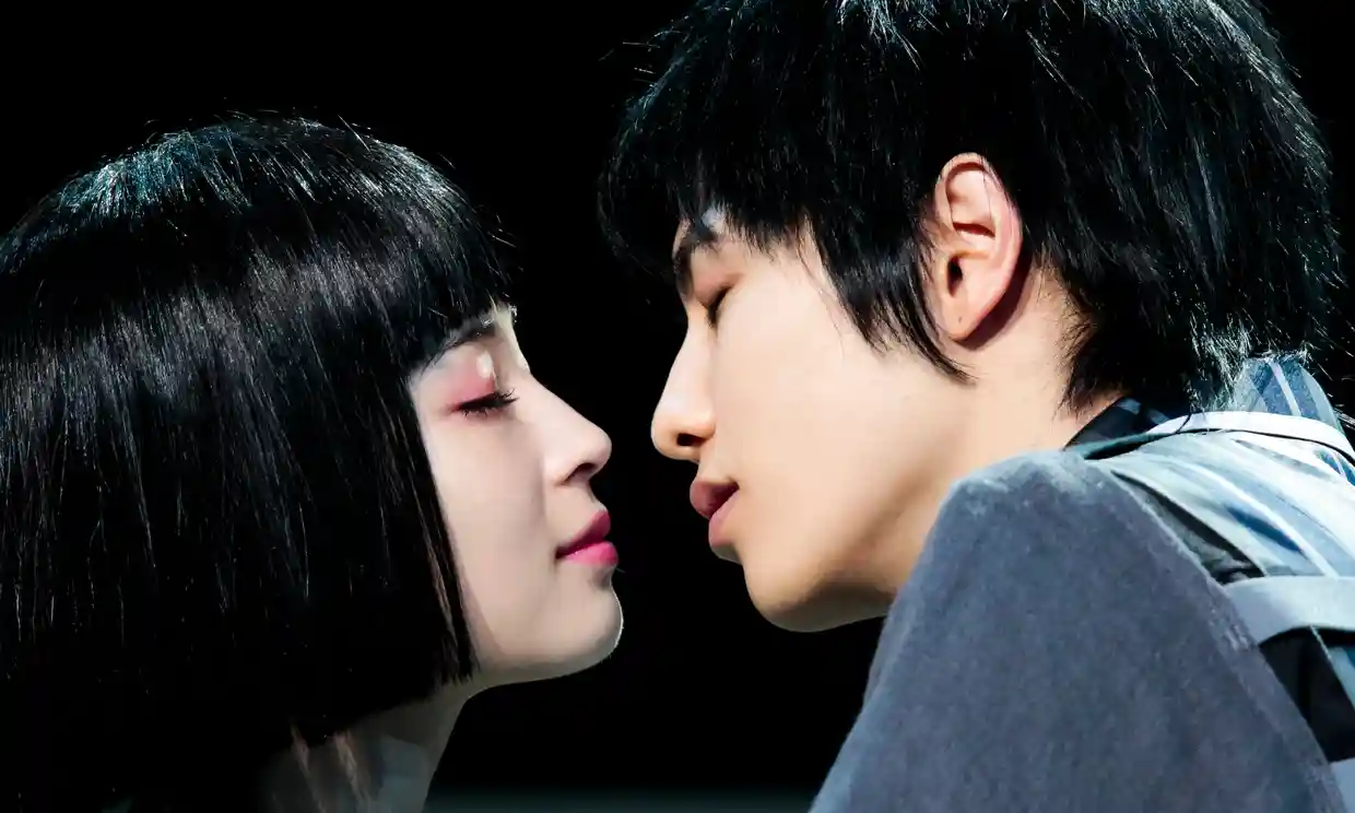 Suzu Hirose, đóng vai Juliet, và Jun Shison, trong vai Romeo.