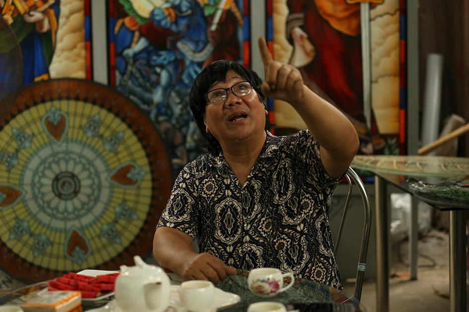 Hình ảnh Vinh Coba đang giới thiệu về các tác phẩm nghệ thuật của ông Hình ảnh Vinh Coba đang giới thiệu về các tác phẩm nghệ thuật của ông