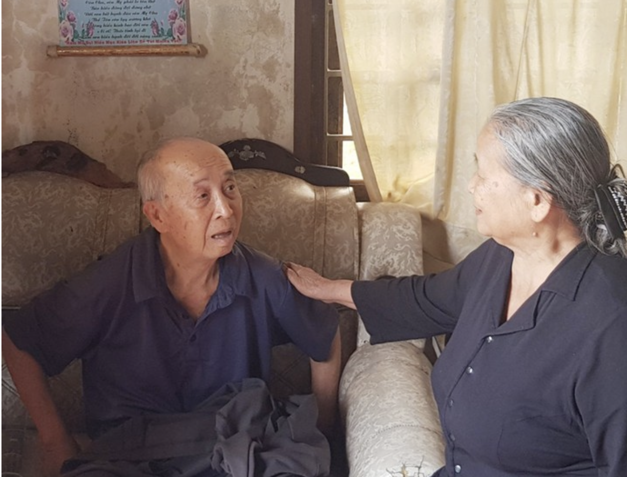 Tác giả Sỹ Sô và cô du kích Hoàng Thị Chẫm.