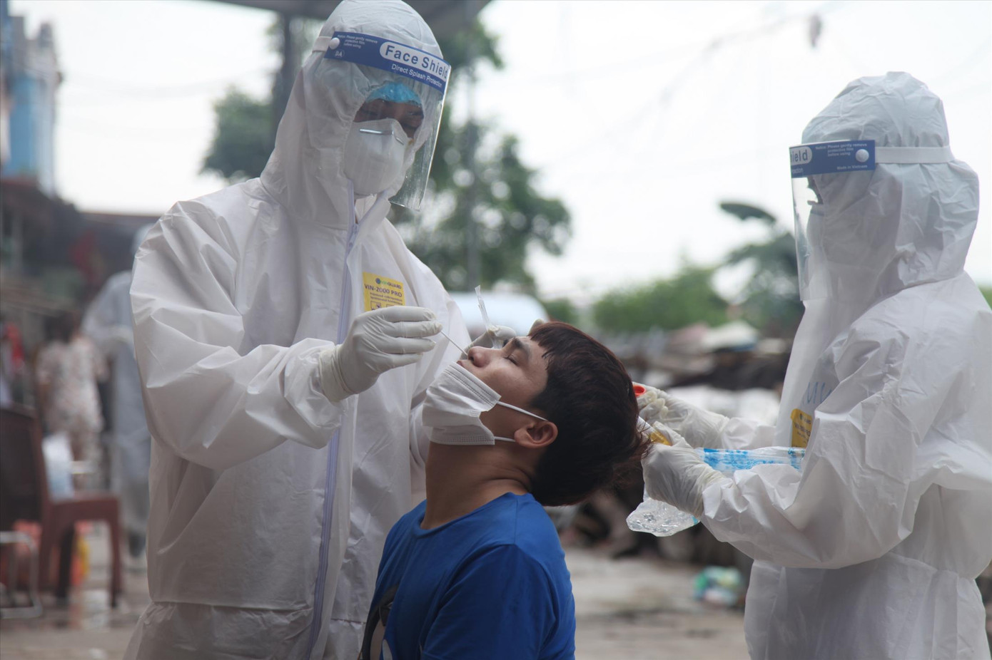 Lấy mẫu xét nghiệm cho công nhân ở Bắc Giang