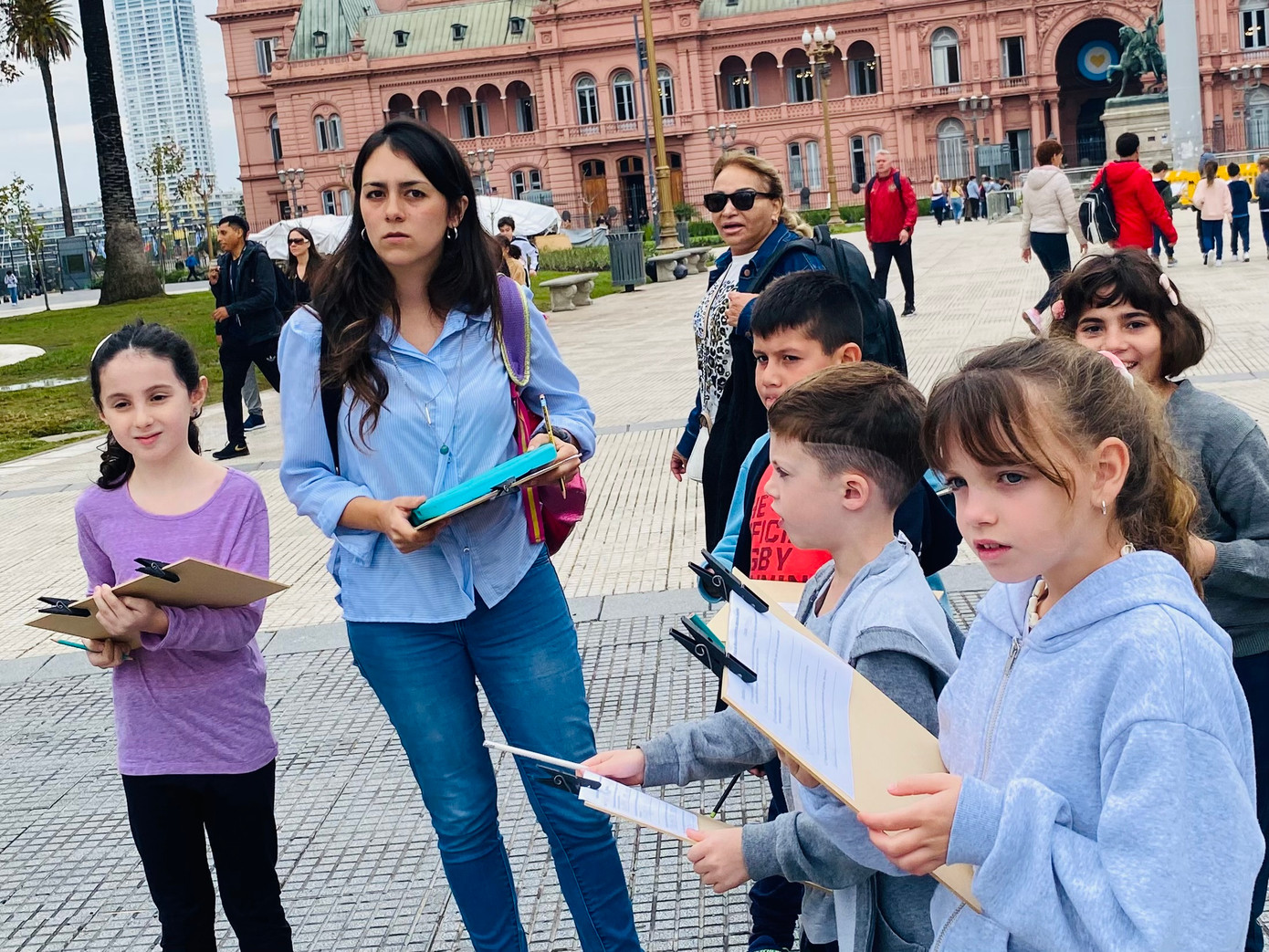 Bài học lịch sử trên quảng trường dinh Tổng thống.