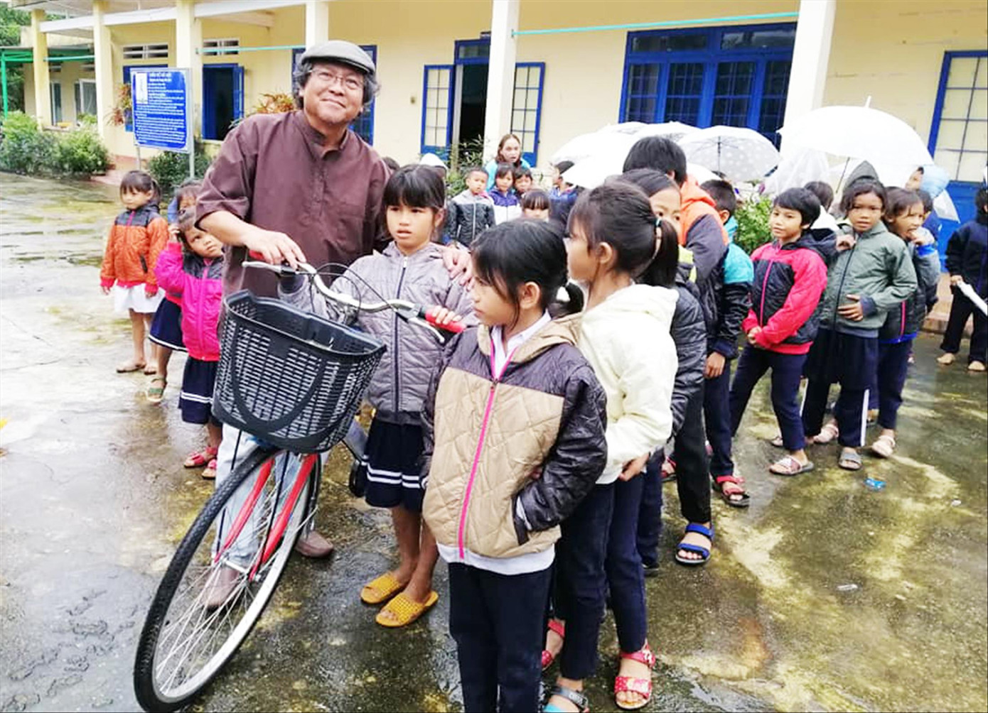 Tặng xe đạp cho học sinh vùng xa đến trường