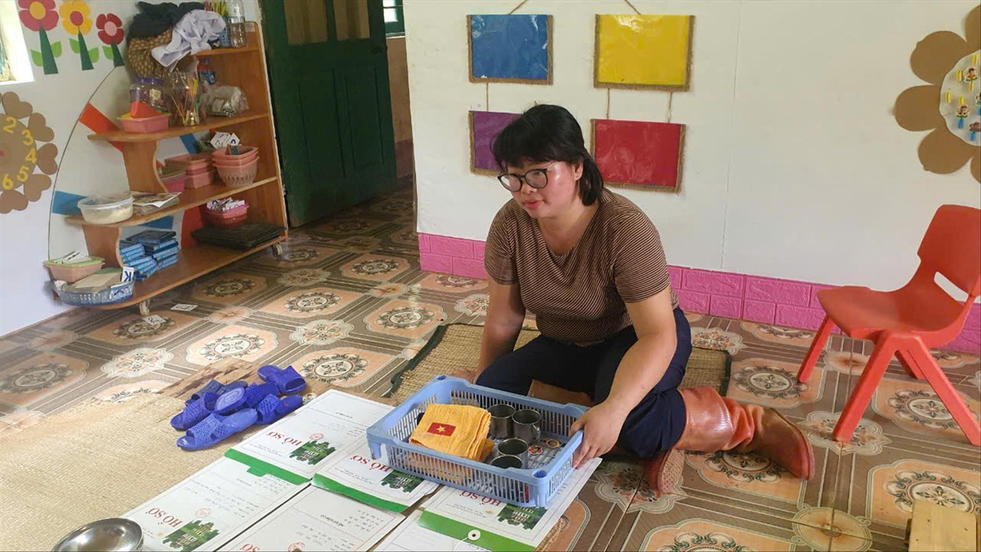 Cô giáo Hoàng Thị Nự bên cạnh kỷ vật của những học sinh đã qua đời trong vụ sạt lở tại thôn Làng Nủ. Cô giáo Hoàng Thị Nự bên cạnh kỷ vật của những học sinh đã qua đời trong vụ sạt lở tại thôn Làng Nủ.