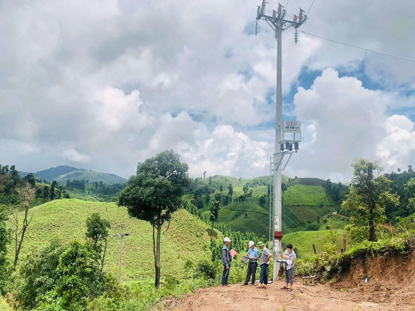 Các cơ quan chức năng, cùng ngành điện lực của huyện Điện Biên Đông nỗ lực kéo điện về các bản