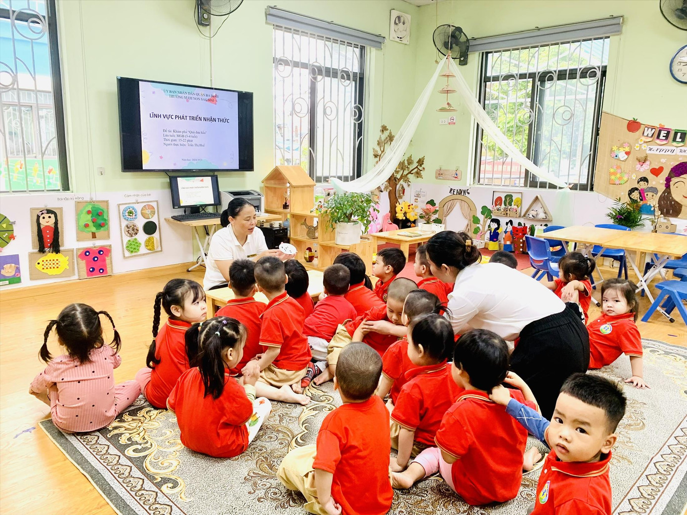 Giáo viên “có tuổi” Trường Mầm non Sai Mai (Hà Nội) trong một giờ học với trẻ. Giáo viên “có tuổi” Trường Mầm non Sai Mai (Hà Nội) trong một giờ học với trẻ.