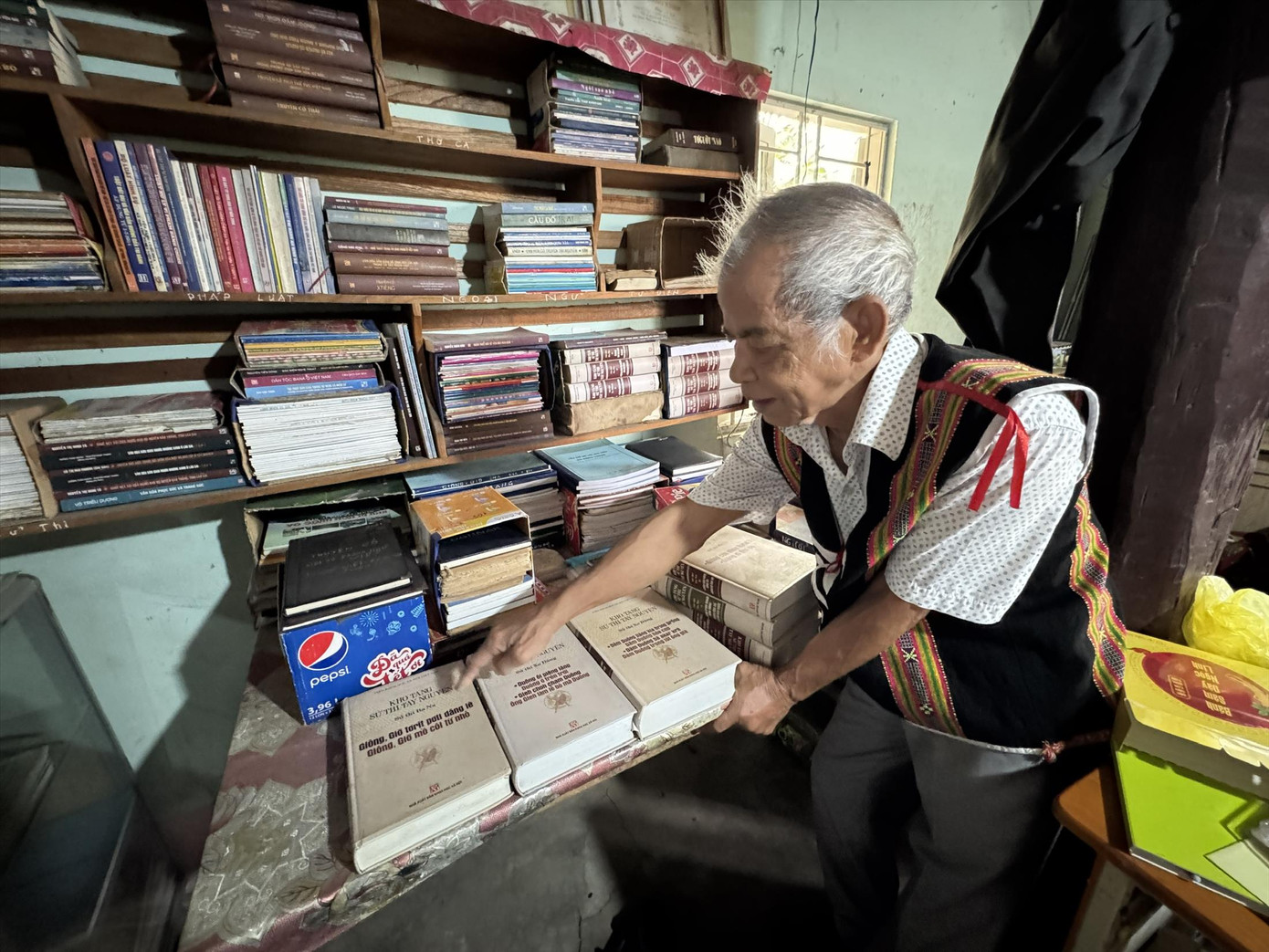 Trên kệ sách cũ là hàng loạt các bộ sử thi Ba Na, Xơ Đăng do chính già A Jar dịch và ghi chép lại.