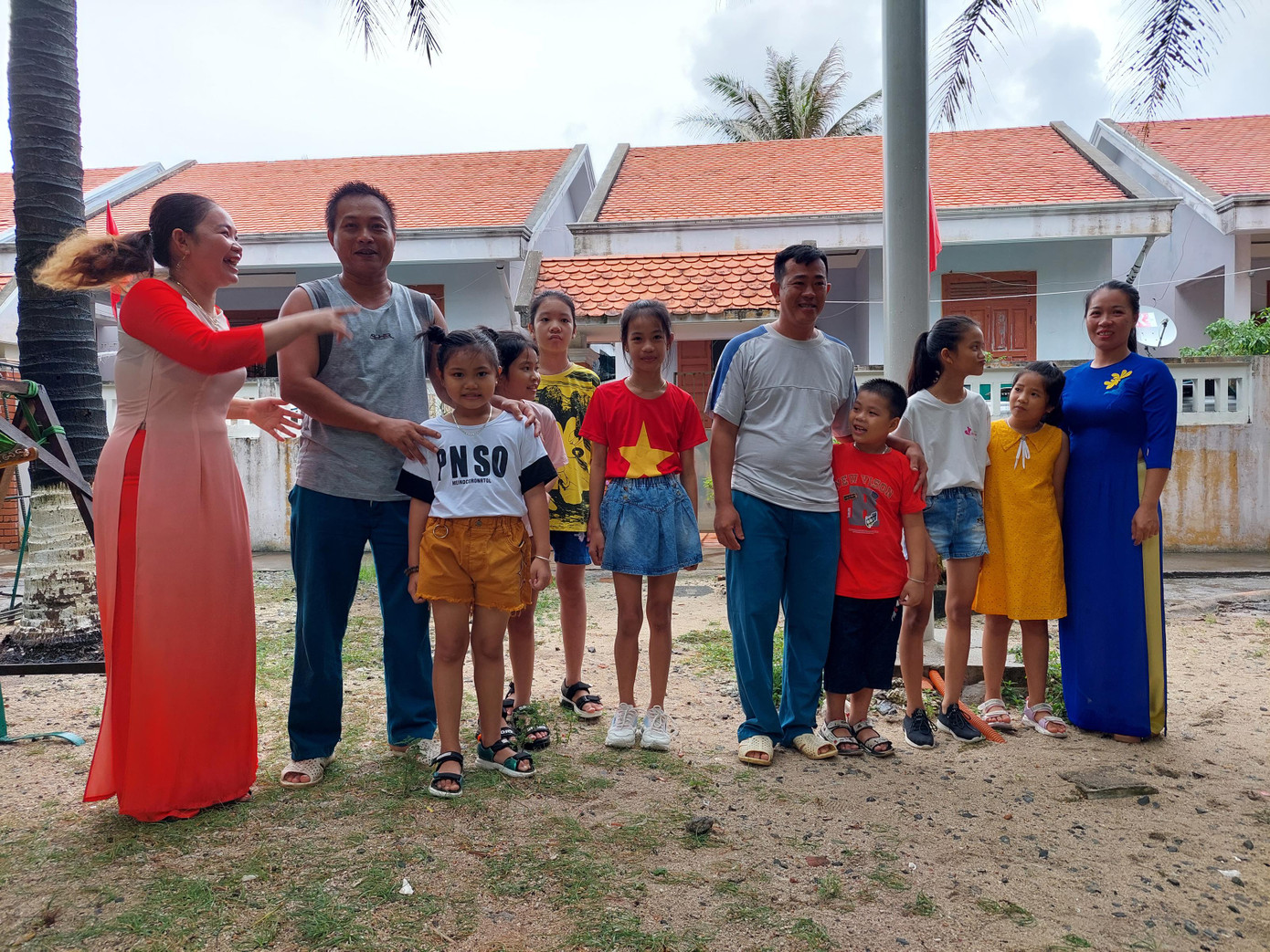 Nụ cười của cư dân trên đảo Sinh Tồn, phía sau là những căn hộ khang trang. Ảnh: Trần Tuấn Nụ cười của cư dân trên đảo Sinh Tồn, phía sau là những căn hộ khang trang. Ảnh: Trần Tuấn