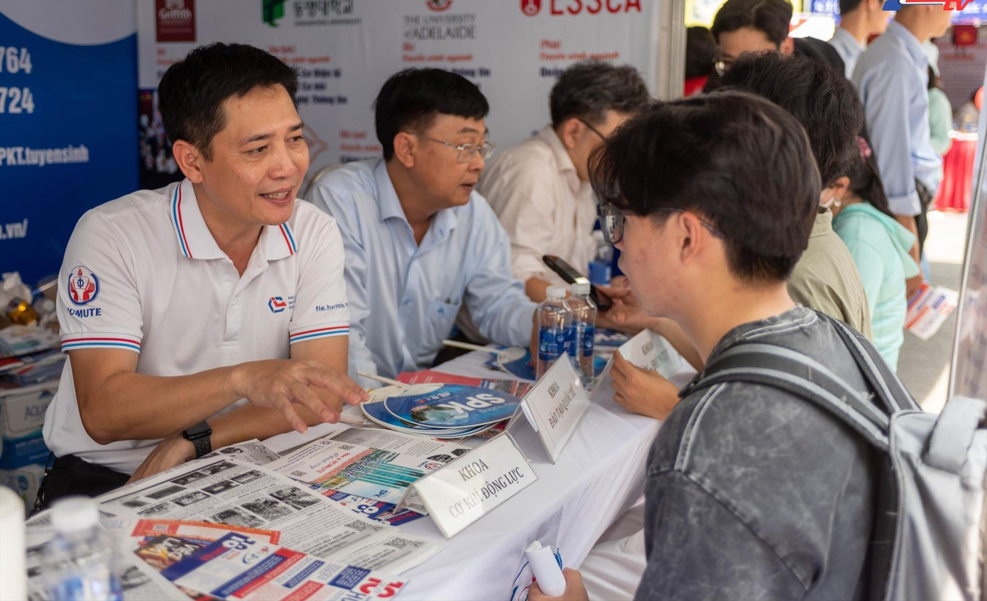 Thí sinh được các chuyên gia tư vấn tuyển sinh tại ngày hội tìm hiểu ngành nghề, phương thức xét tuyển Ảnh: Nguyễn Dũng Thí sinh được các chuyên gia tư vấn tuyển sinh tại ngày hội tìm hiểu ngành nghề, phương thức xét tuyển Ảnh: Nguyễn Dũng