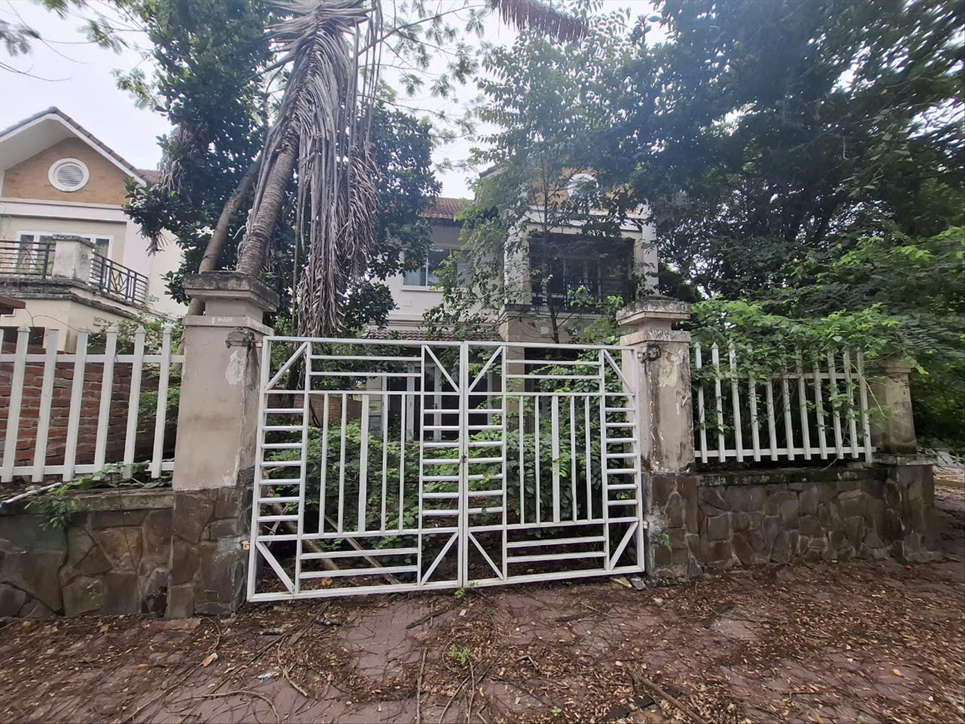 Những căn biệt thự đã hoàn thiện, không có người ở