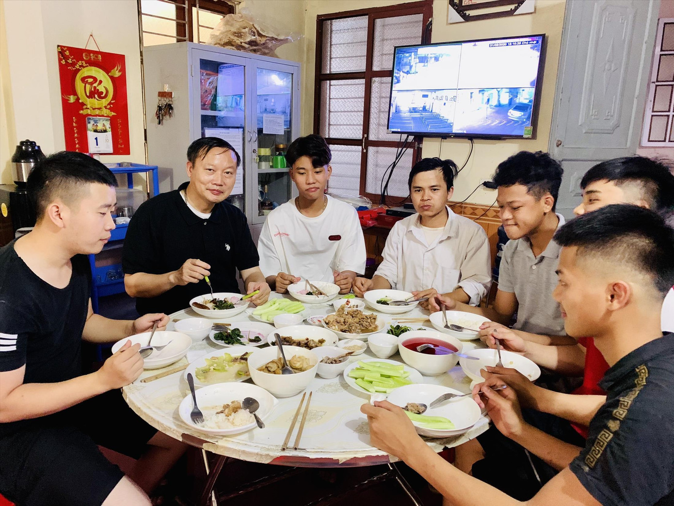 Cha Phanxicô Xavie Nguyễn Huy Liệu (thứ 2 trái sang) cùng với các trẻ em được nuôi dạy ở Giáo xứ An Tràng