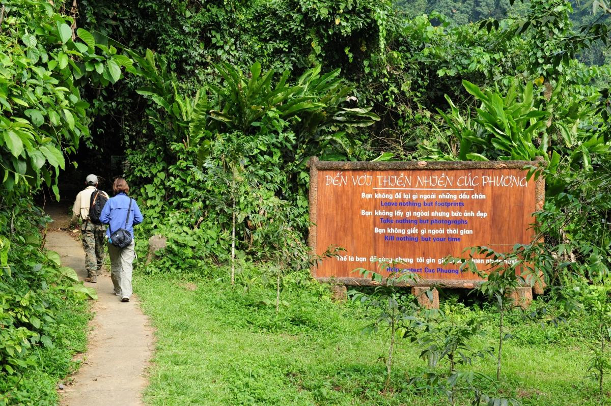 Phương châm của khách du lịch xanh: Không bỏ lại gì ngoài dấu chân, không lấy gì ngoài những bức ảnh, không giết gì ngoài thời gian