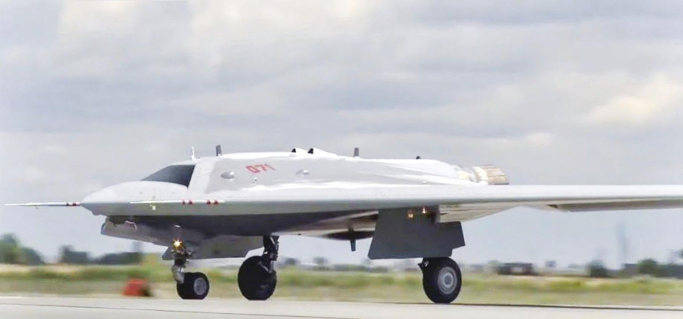 Máy bay không người lái S-70 Okhotnik của Nga đang ở giai đoạn thử nghiệm (ảnh lớn); Máy bay không người lái Shahed-129 của Iran (ảnh nhỏ)