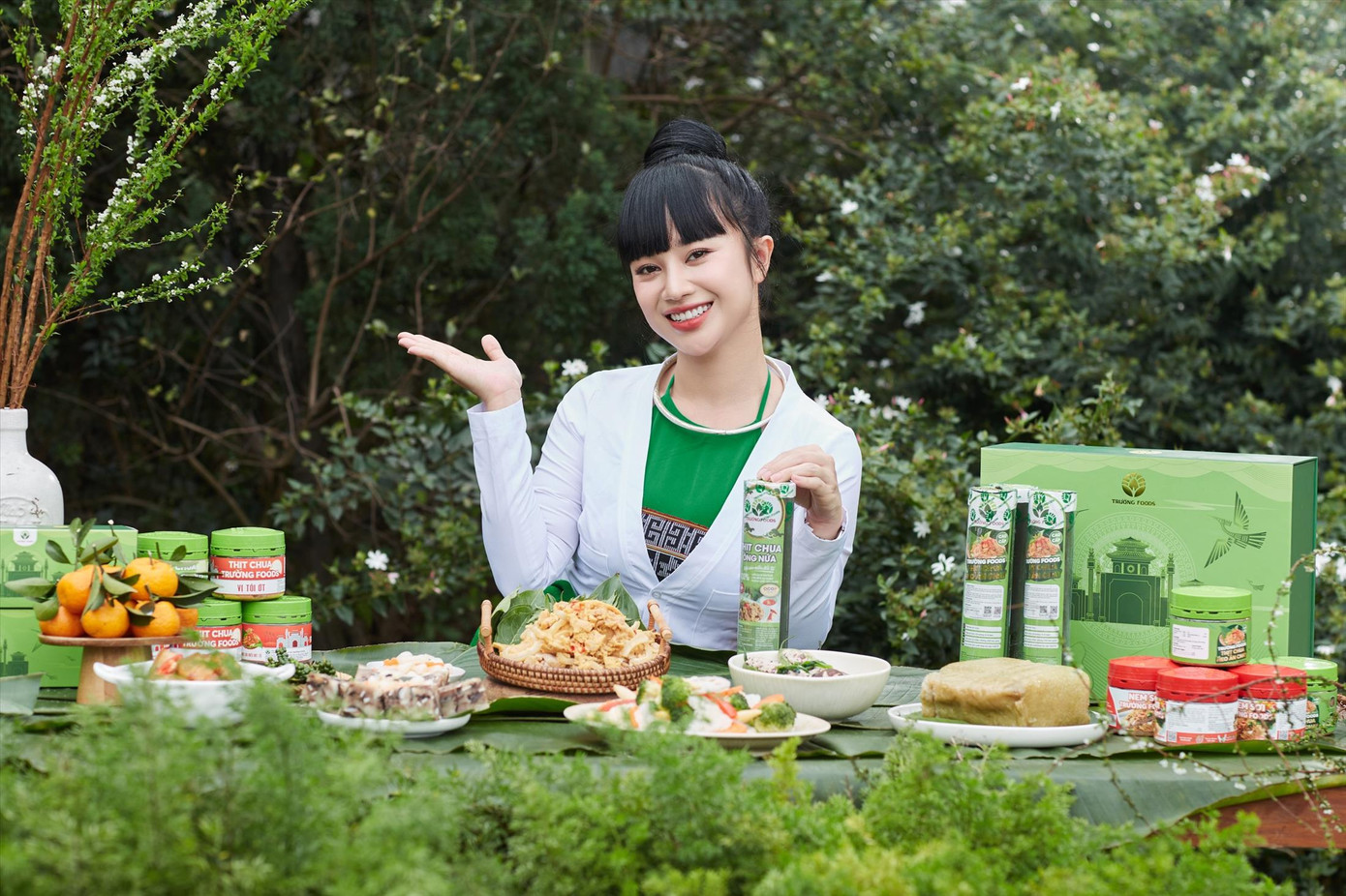 Chị Nguyễn Thị Thu Hoa, CEO Trường Foods bên sản phẩm cao cấp Con Cui làm từ thịt lợn mán.